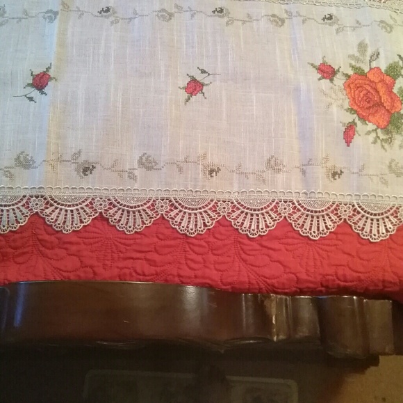 Beatiful table runner - Picture 3 of 8